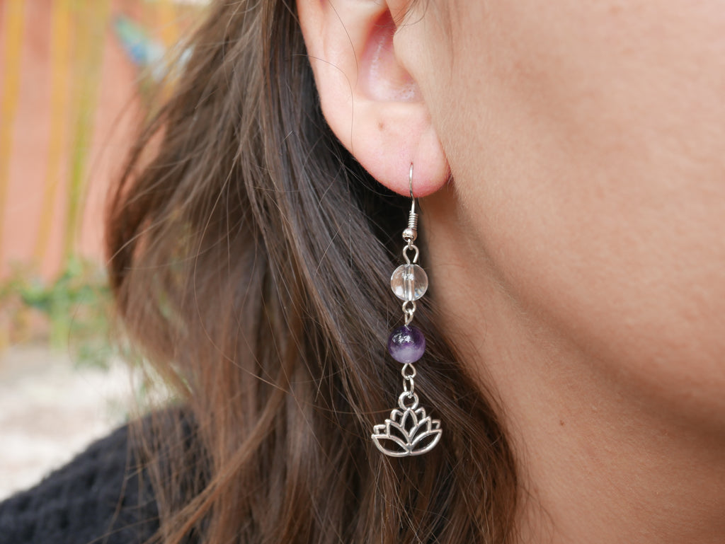 Boucles d'oreille Fleur de Lotus en Améthyste Chevron et Cristal de Roche