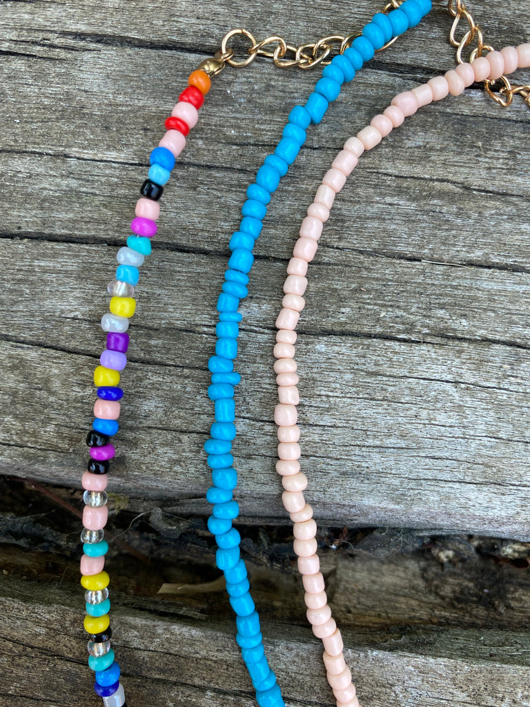 Ensemble de 3 colliers en perles. Turquoise, multicolore et rose