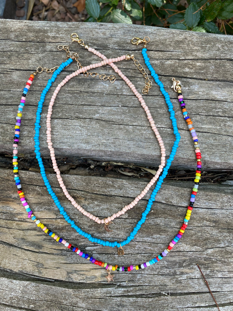 Ensemble de 3 colliers en perles. Turquoise, multicolore et rose