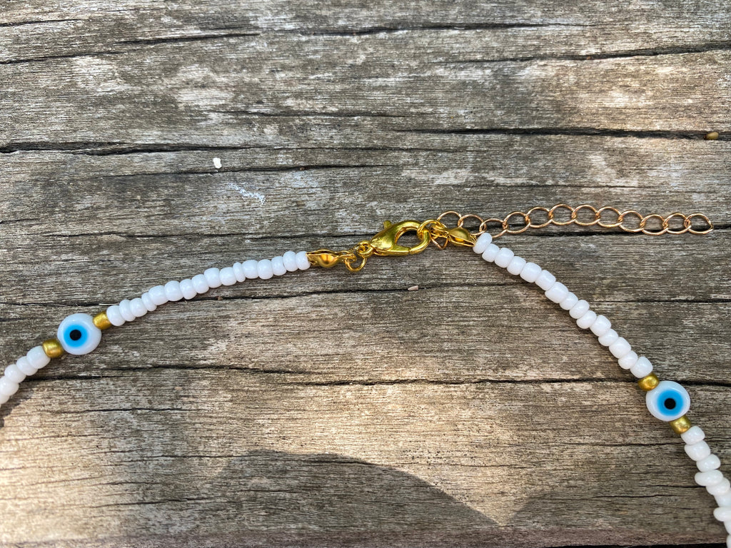 Collier LOVE en perles blanches et oeil porte bonheur