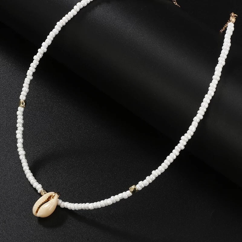 Collier en perles blanches et coquillage cauri naturel