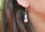 Boucles d'oreilles créoles en perles nacrées et breloque coquillage