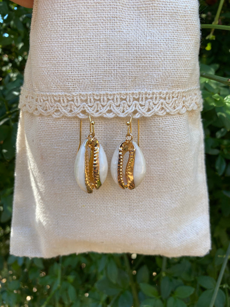 Boucles d'oreilles dorées pendantes en coquillages cauris