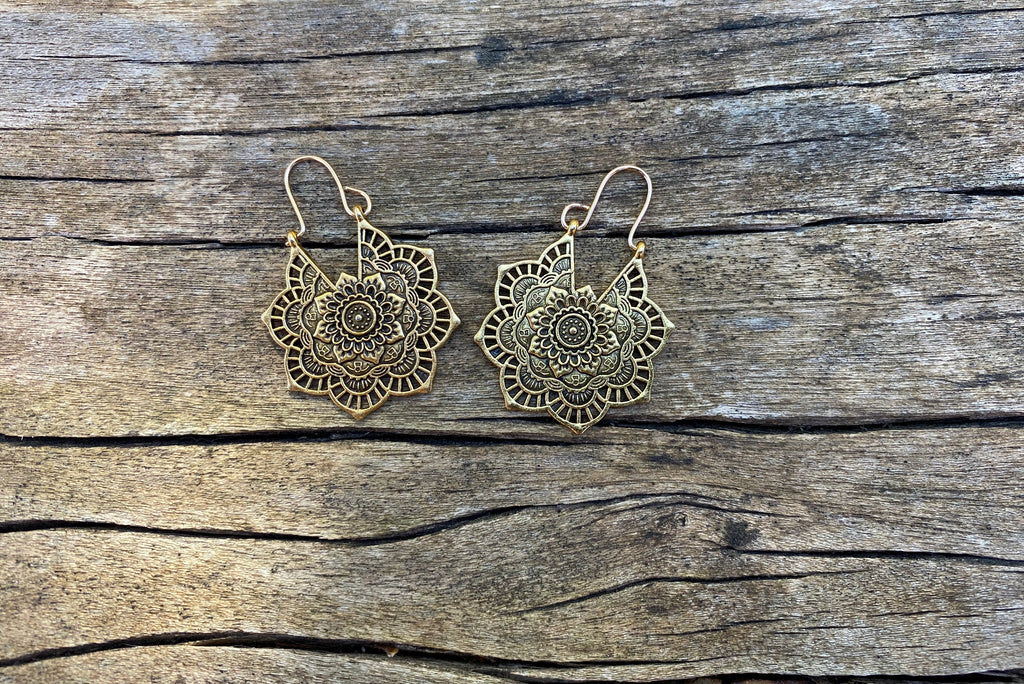 Boucles d'oreilles bohèmes en dentelle dorée modèle Lotus