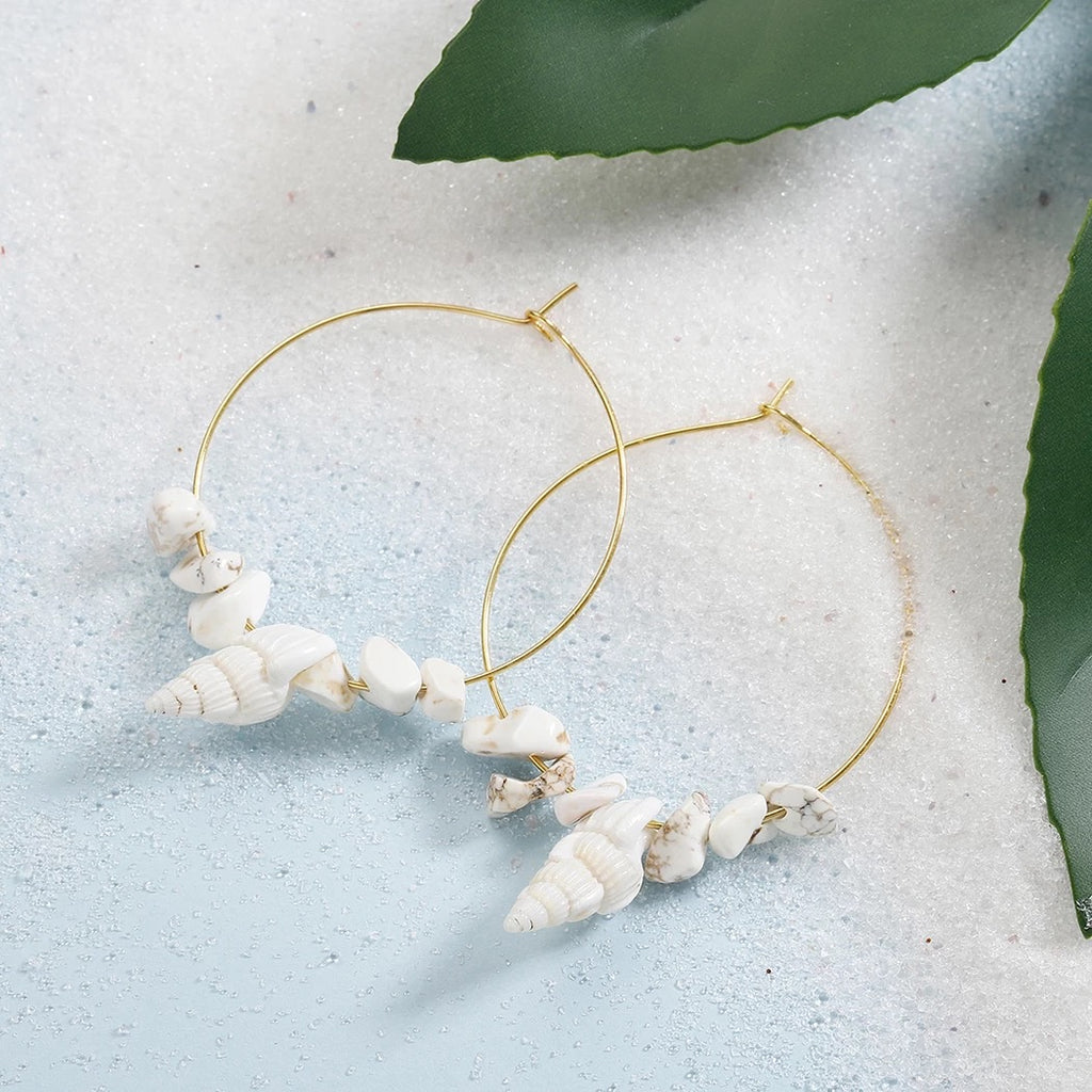 Boucles d'oreilles forme créole en coquillages et Howlite Blanche