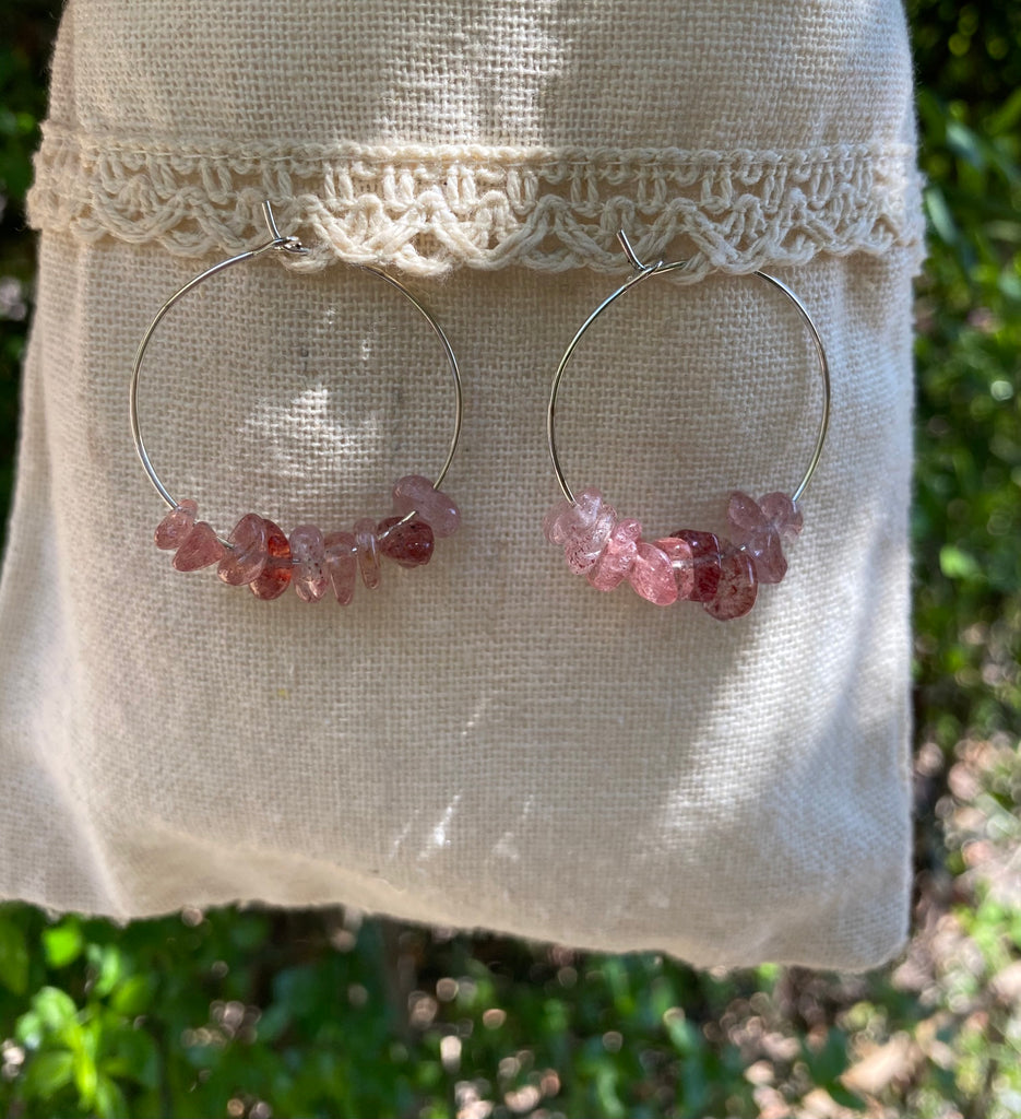 Boucles d'oreilles créoles Quartz Fraise, pierres forme chips