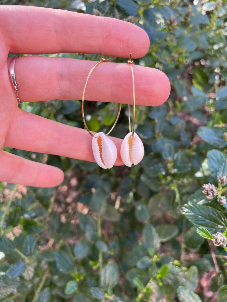 Boucles d'oreilles forme créole en coquillages cauris