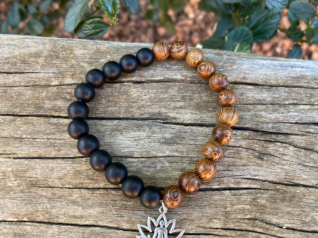 Bracelet élastique en bois Wengé, onyx mat et breloque Lotus Bouddha