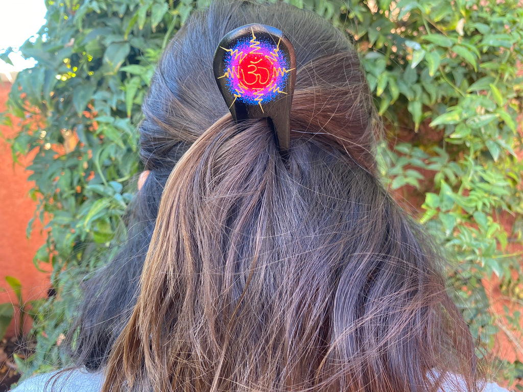 Pic /pique à cheveux signe OM aum en bois de sono