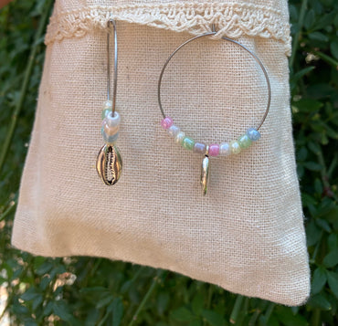 Boucles d'oreilles créoles en perles nacrées et breloque coquillage cauri