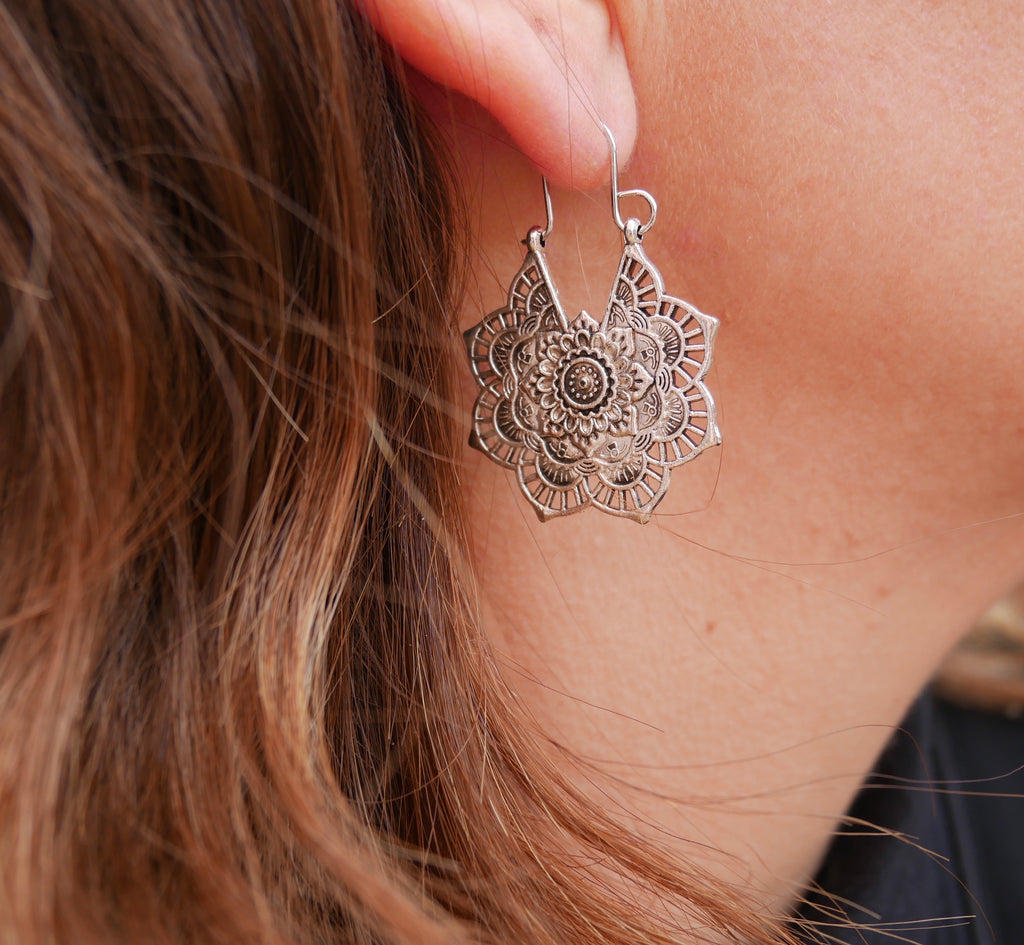 Boucles d'oreilles bohèmes en dentelle d'argent modèle Lotus