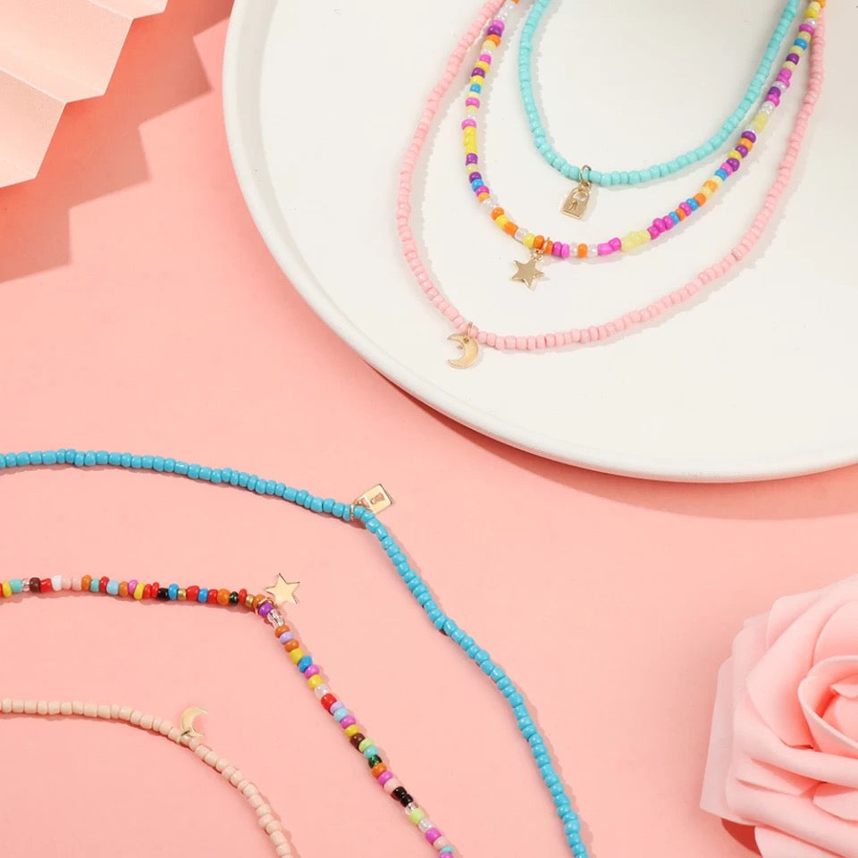Ensemble de 3 colliers en perles. Vert d’eau, multicolore et rose