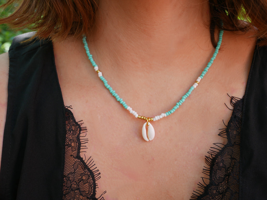 Collier en perles et coquillage cauri naturel