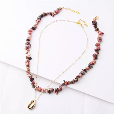 Collier en coquillage cauri et perles en Rhodonite