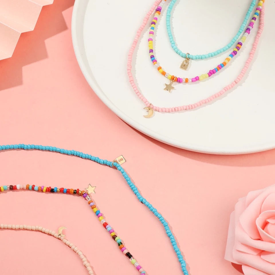 Ensemble de 3 colliers en perles. Turquoise, multicolore et rose