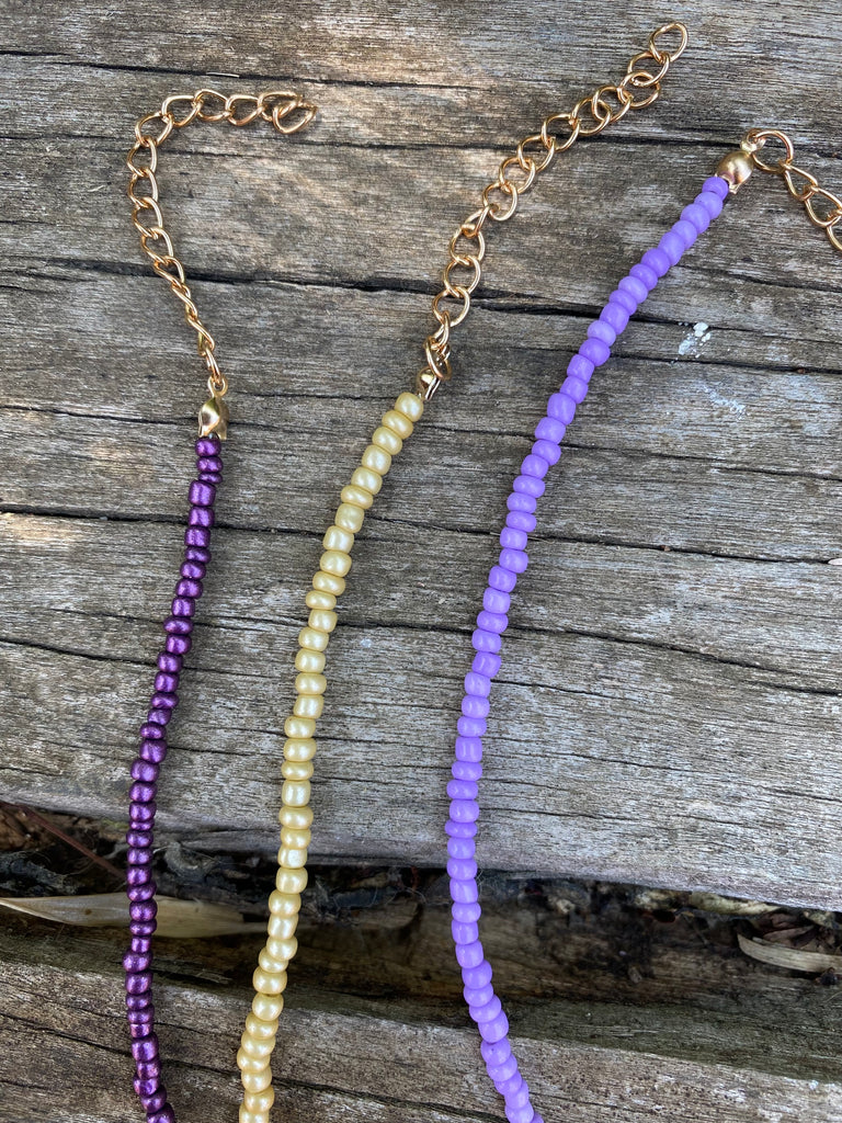 Ensemble de 3 colliers en perles. Violet et or