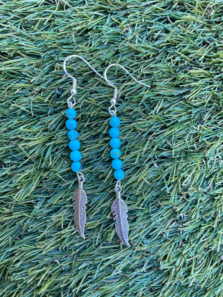 Boucles d'oreilles pendantes en Howlite Turquoise et plume