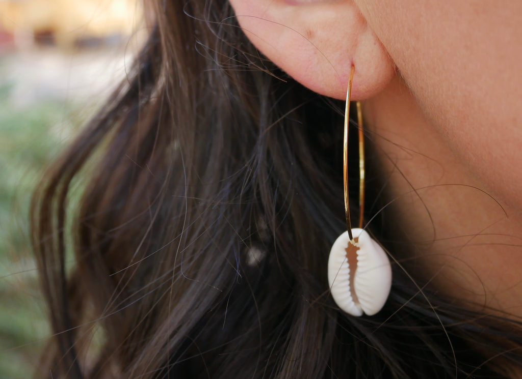 Boucles d'oreilles forme créole en coquillages cauris