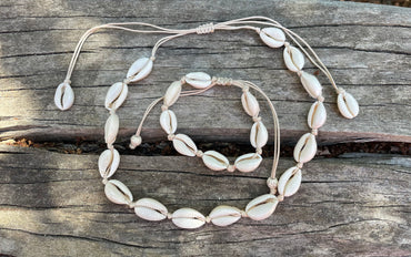Parure collier et bracelet beiges en coquillages cauris naturels