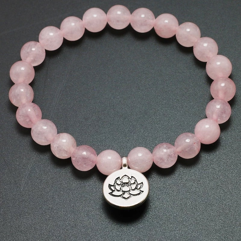 Bracelet en Quartz Rose 6 mm et breloque Lotus- Paix et Amour