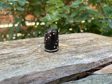 Dé à coudre en corne de zébu artisanat Madagascar