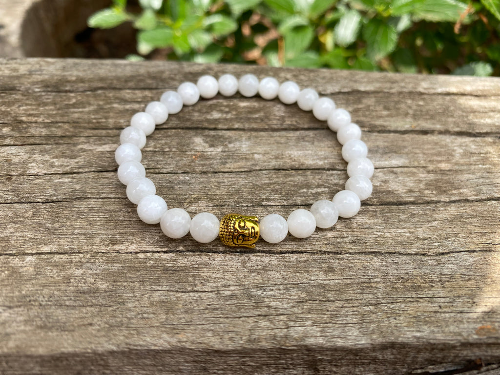 Bracelet en Pierre de Lune et breloque bouddha dorée 6 mm- Pierre de la féminité