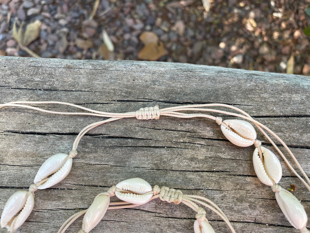Parure collier et bracelet beiges en coquillages cauris naturels