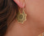 Boucles d'oreilles bohèmes en dentelle dorée modèle Lotus