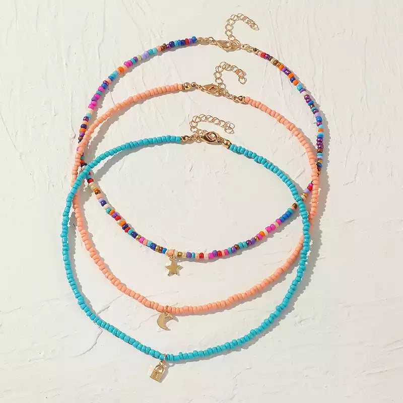 Ensemble de 3 colliers en perles. Turquoise, multicolore et rose