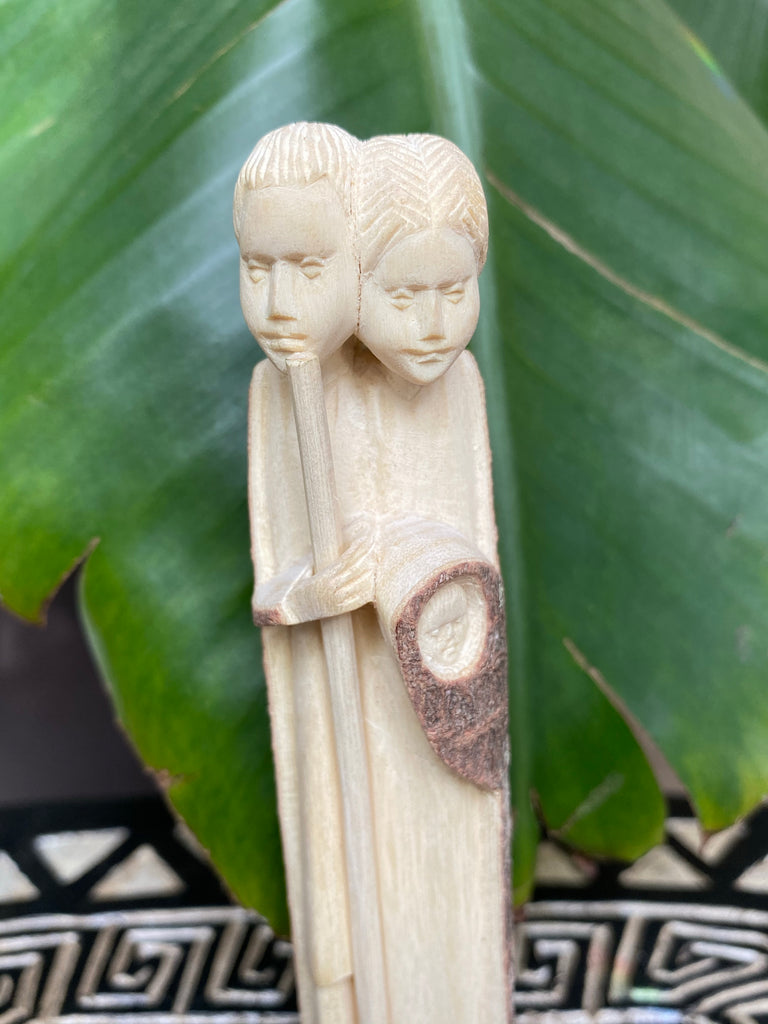Crèche de Noël couple en bois sacré sculptée dans une branche