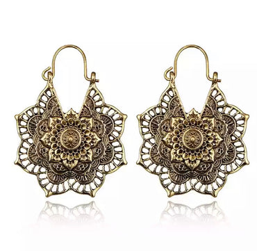 Boucles d'oreilles bohèmes en dentelle dorée modèle Lotus