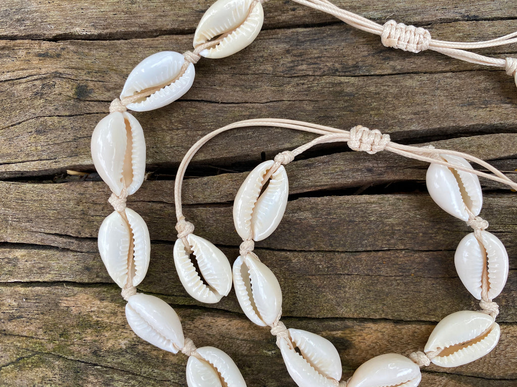 Parure collier et bracelet beige en coquillages cauris naturels