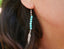 Boucles d'oreilles pendantes en Howlite Turquoise et plume