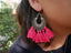 Boucles d'oreilles bohème orientale en dentelle d'argent et pompons fuschia