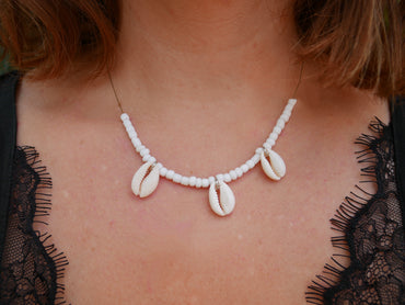 Collier en perles et coquillages cauri naturel