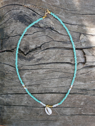 Collier en perles et coquillage cauri naturel
