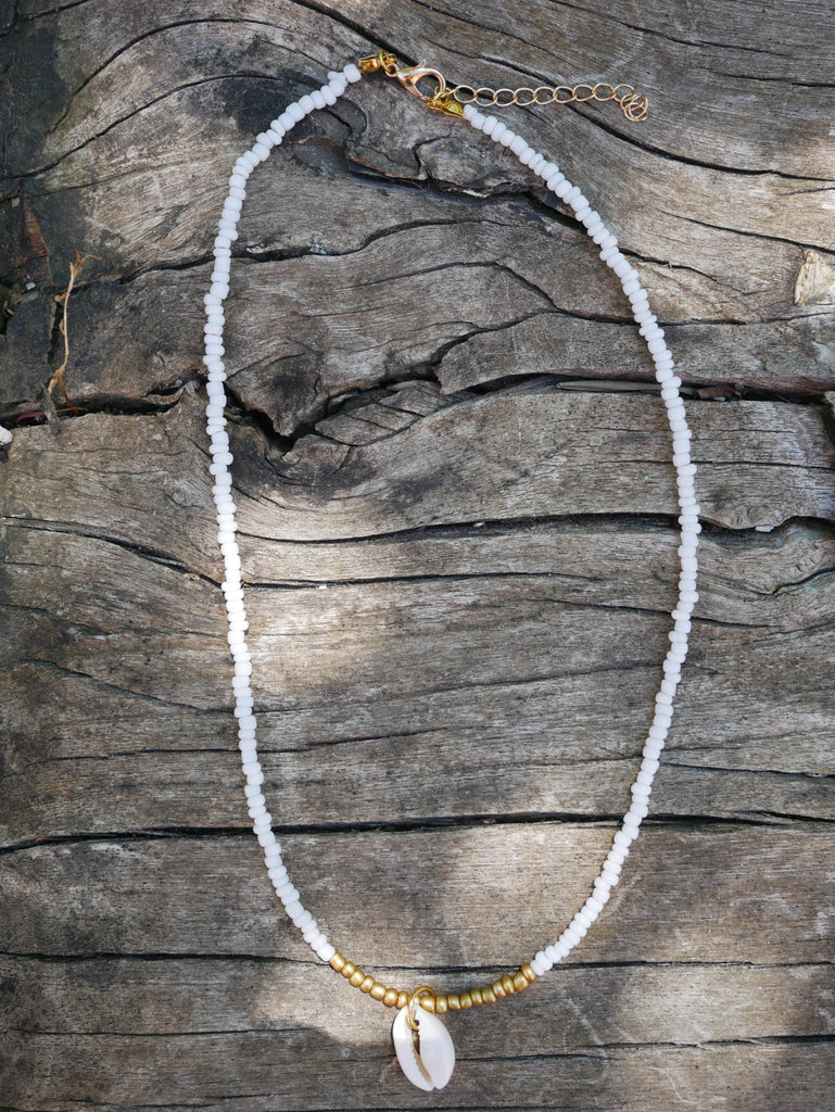 Collier en perles et coquillage cauri naturel