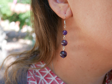 Boucles d'oreilles pendantes 3 boules en Améthyste