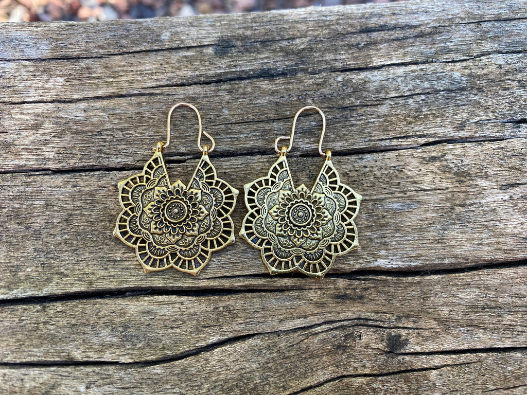 Boucles d'oreilles bohèmes en dentelle dorée modèle Lotus