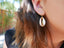 Boucles d'oreilles dorées pendantes en coquillages cauris