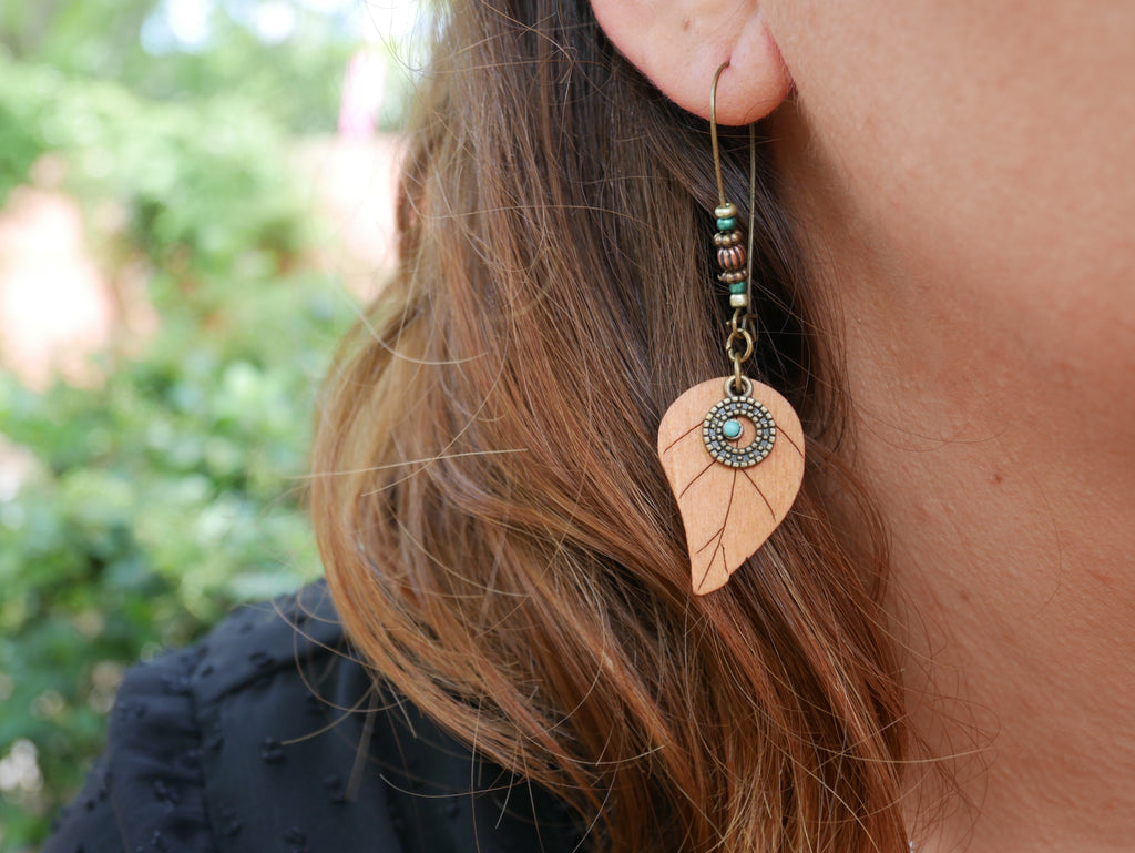 Boucles d'oreilles en bois et perles motif feuille