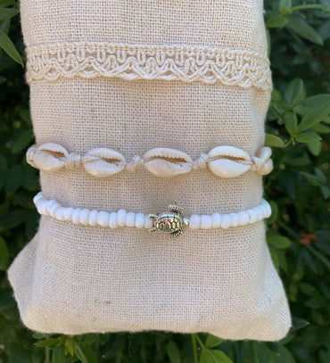 Chaîne de cheville beige en coquillages Cauris et tortue de mer, perles blanches