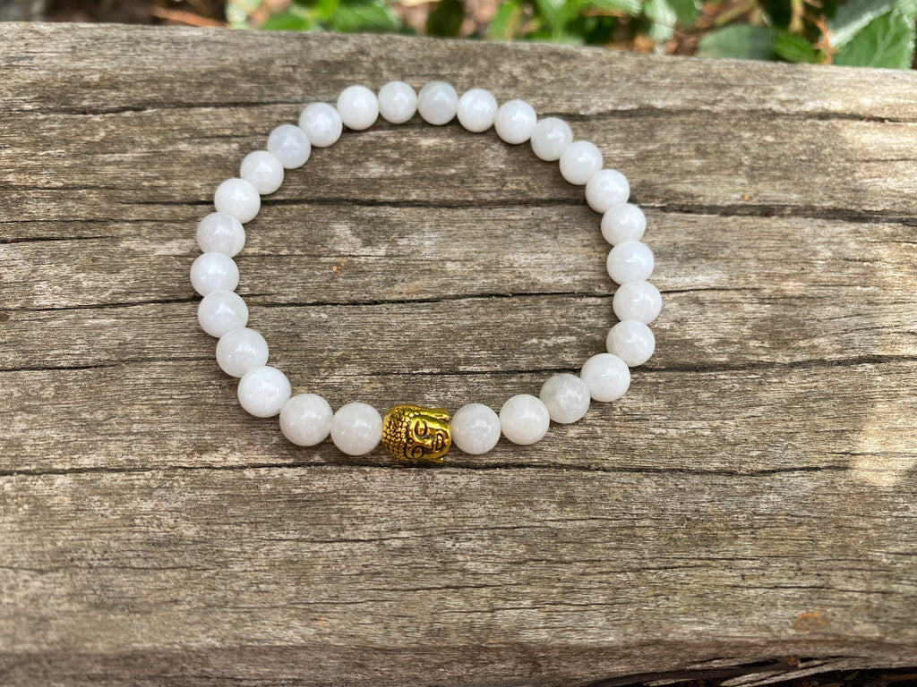 Bracelet en Pierre de Lune et breloque bouddha dorée 6 mm- Pierre de la féminité