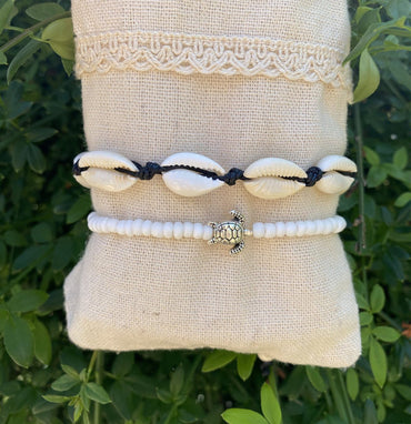 Chaîne de cheville noire en coquillages Cauris et tortue de mer