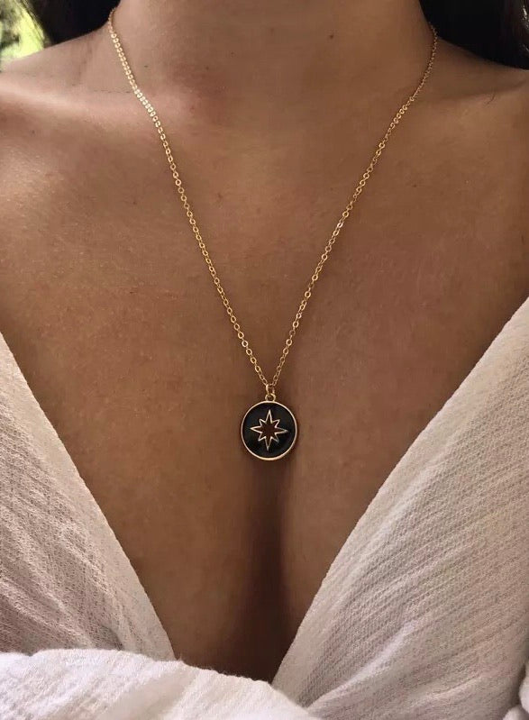 Collier doré motif étoile du Nord