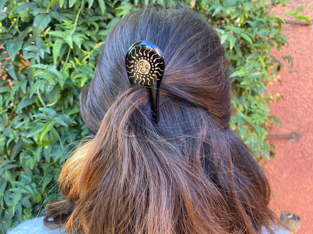 Pic à cheveux motif soleil en bois de sono artisanat Bali