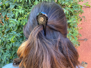 Pic à cheveux motif soleil en bois de sono artisanat Bali