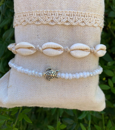 Chaînes de cheville beige en coquillages Cauris et tortue de mer. Perles blanc nacré