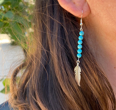 Boucles d'oreilles pendantes en Howlite Turquoise et plume