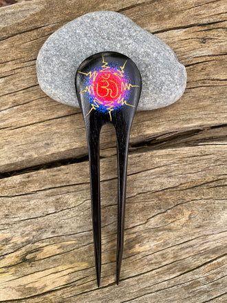 Pic /pique à cheveux signe OM aum en bois de sono